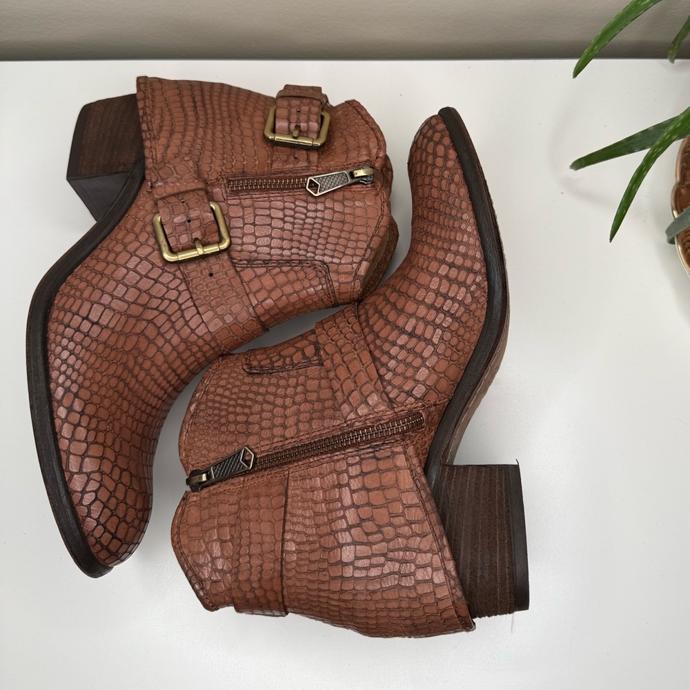 Donald J Pliner Dalis Western Couture Ankle Boots Snakeskin Embossed Leather 8M - Picture 7 of 10